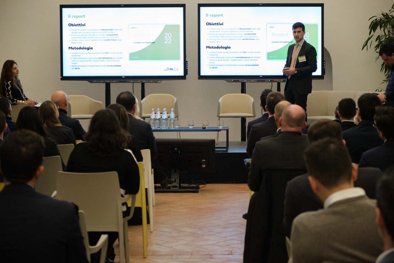 Giulio Licenza, Co-Founder & CBDO di REVIVA sul palco per la presentazione dei dati “Scenario Aste 2022” di REVIVA